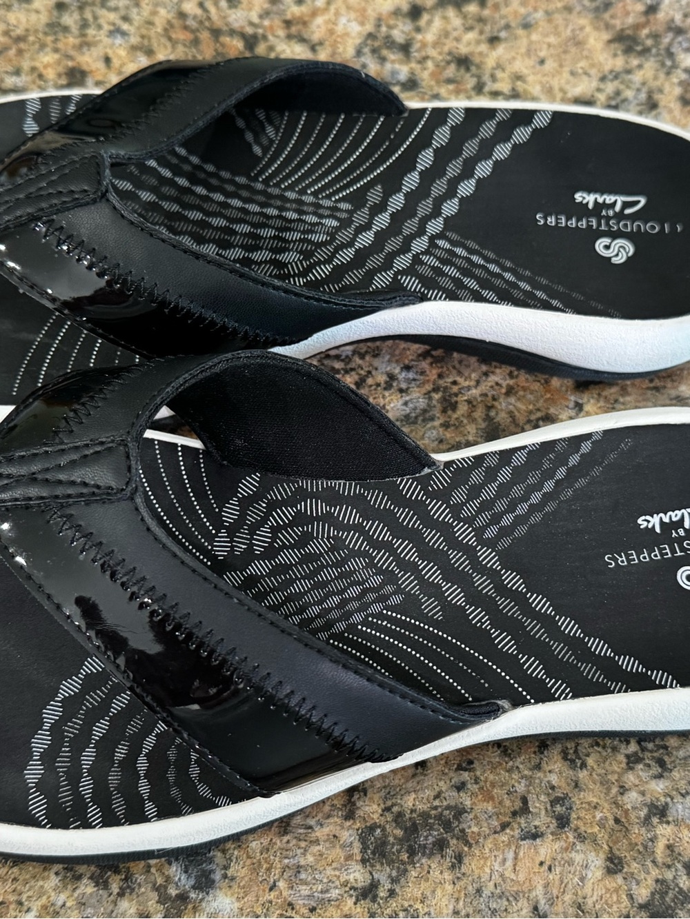 Clarks Women's Black Patent Sunni Surf Soft Cushion Flip Flops Sandals Size 7 - Picture 2 of 8